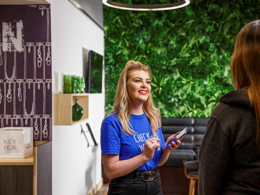 Ibis Budget Суиндън Екстериор снимка